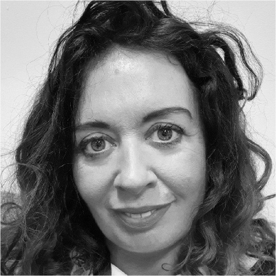 Headshot of Linda-NiChualladh, grayscale